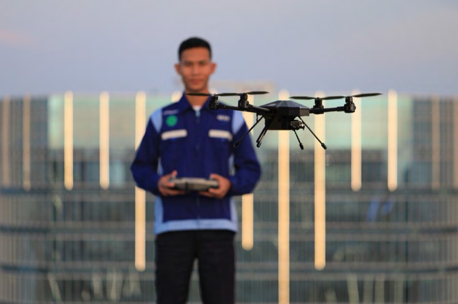 Operator mengendalikan drone