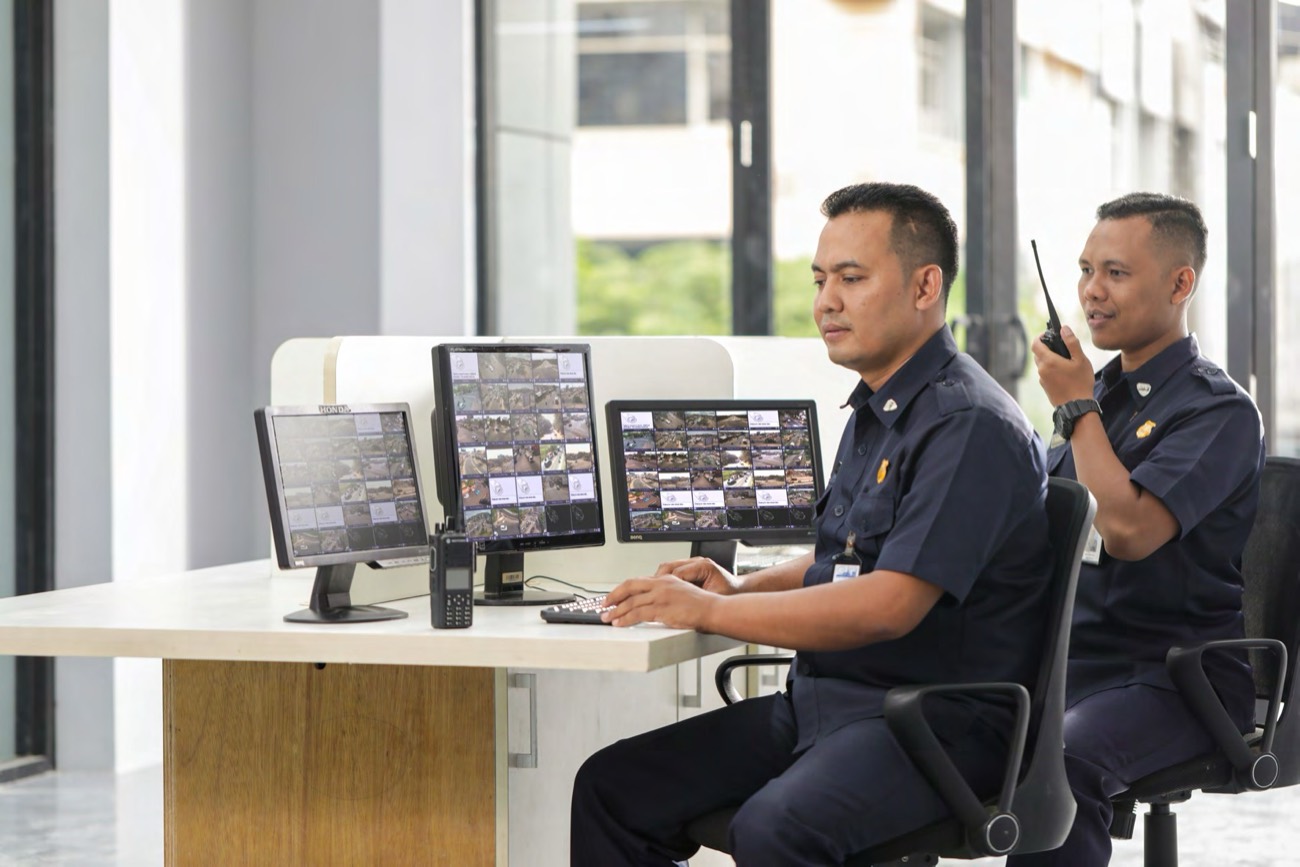 Petugas memantau layar CCTV