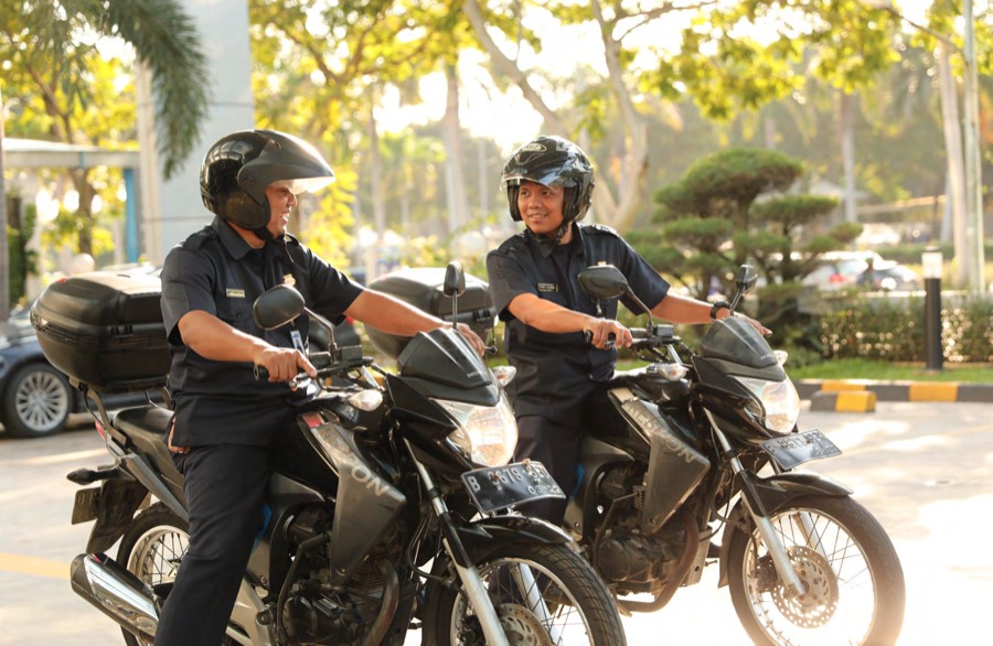 Dua personel patroli bersepeda motor