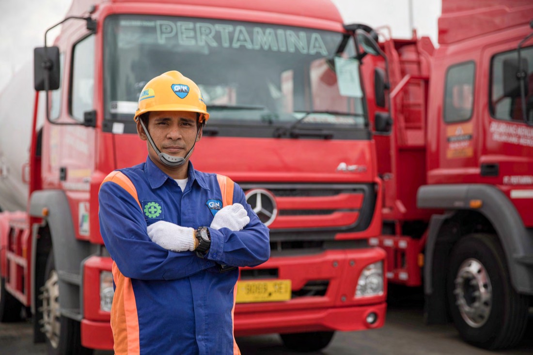 Awak mobil tangki berseragam di depan armada
