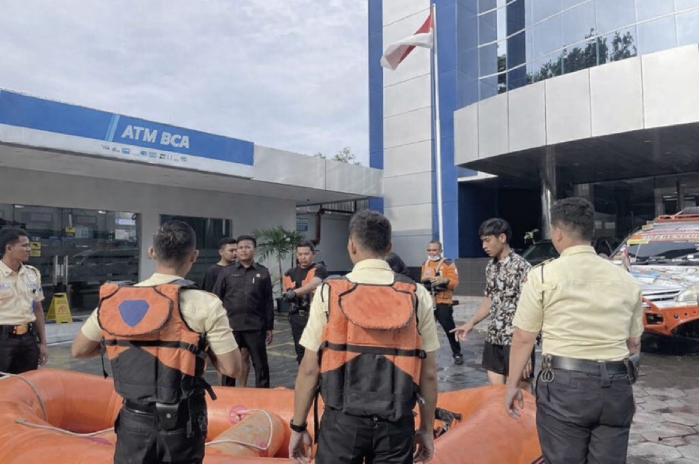 Personel GUN bersiap dengan perahu karet untuk evakuasi banjir