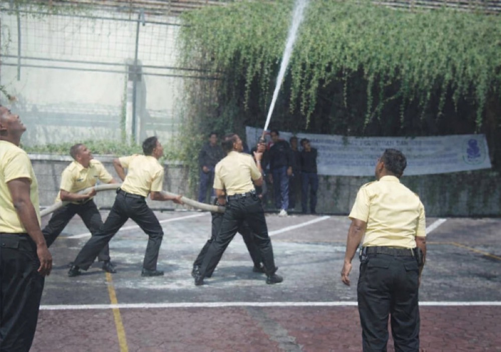 Peserta pelatihan memadamkan api dengan selang fire hydrant